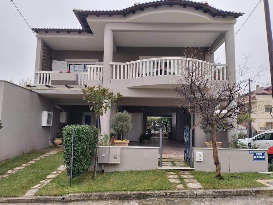 Χαίρε, Ξεΐνε, Παρ' Αμμι Φιλησεαι Appartement Tríkala Buitenkant foto